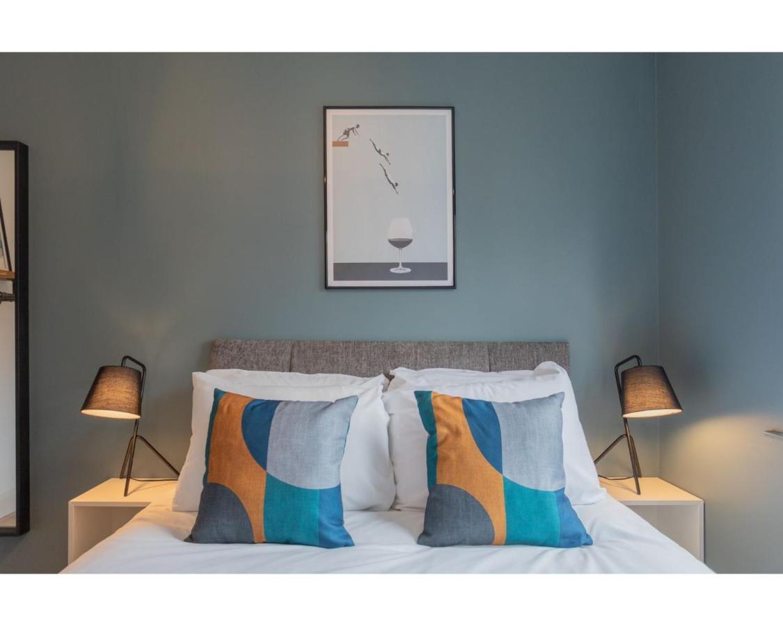 Camden Street Apartment *